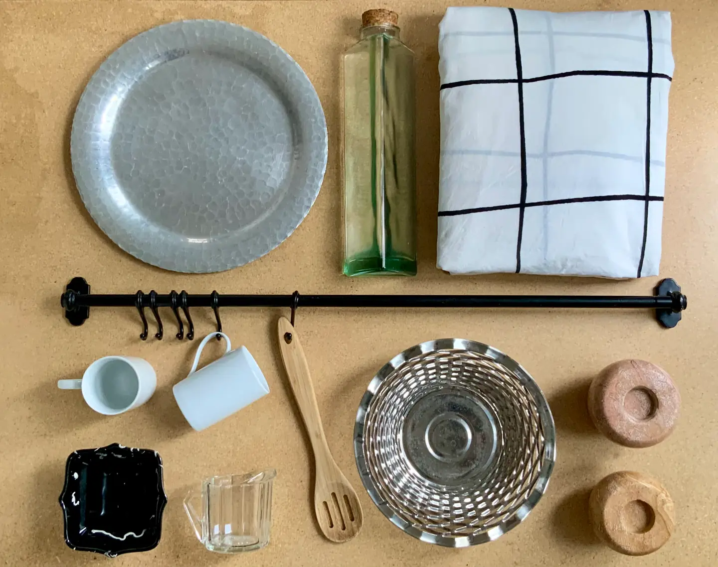 Nature morte d’objets chinés sur un plan de travail, réalisation OMA