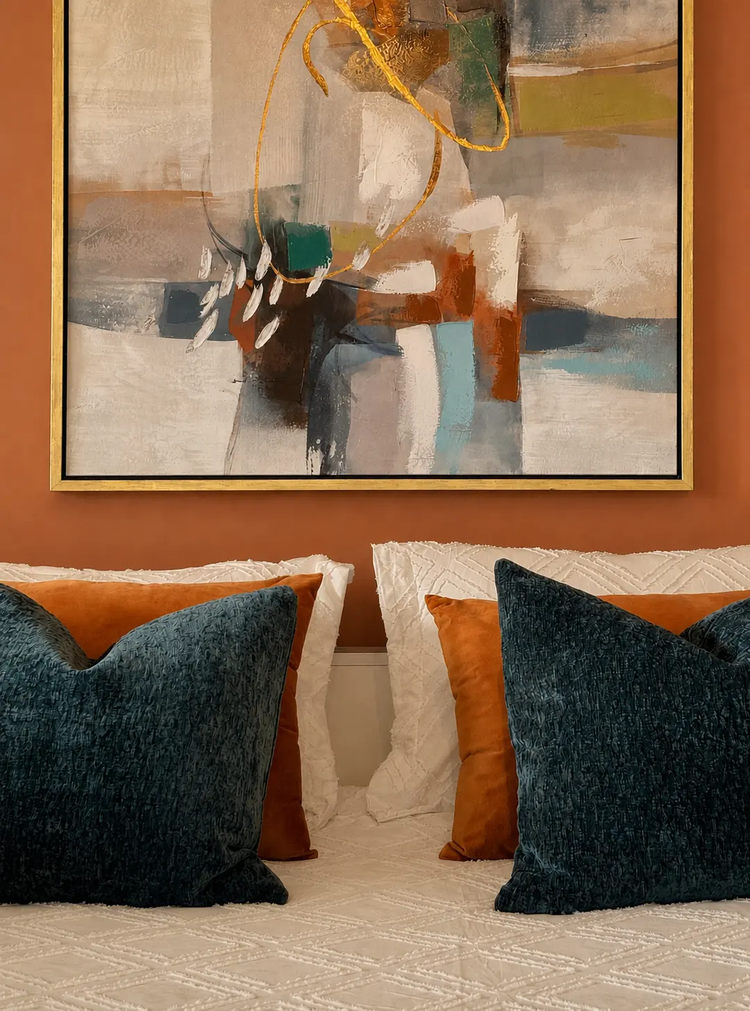 Chambre terracotta, tableau abstrait et coussins en velours, réalisation OMA