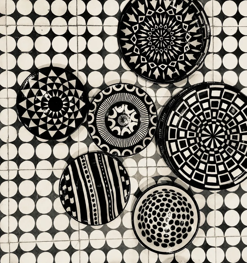 Collection d’assiettes graphiques noir et blanc, partagée sur Instagram